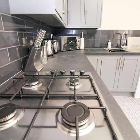 Modern 3 Bed, Contractors Welcome, Bradford ブラッドフォード エクステリア 写真