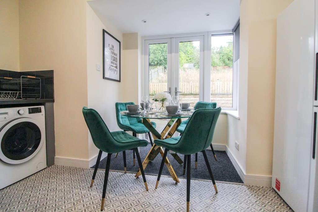 Modern 3 Bed, Contractors Welcome, Bradford ブラッドフォード エクステリア 写真