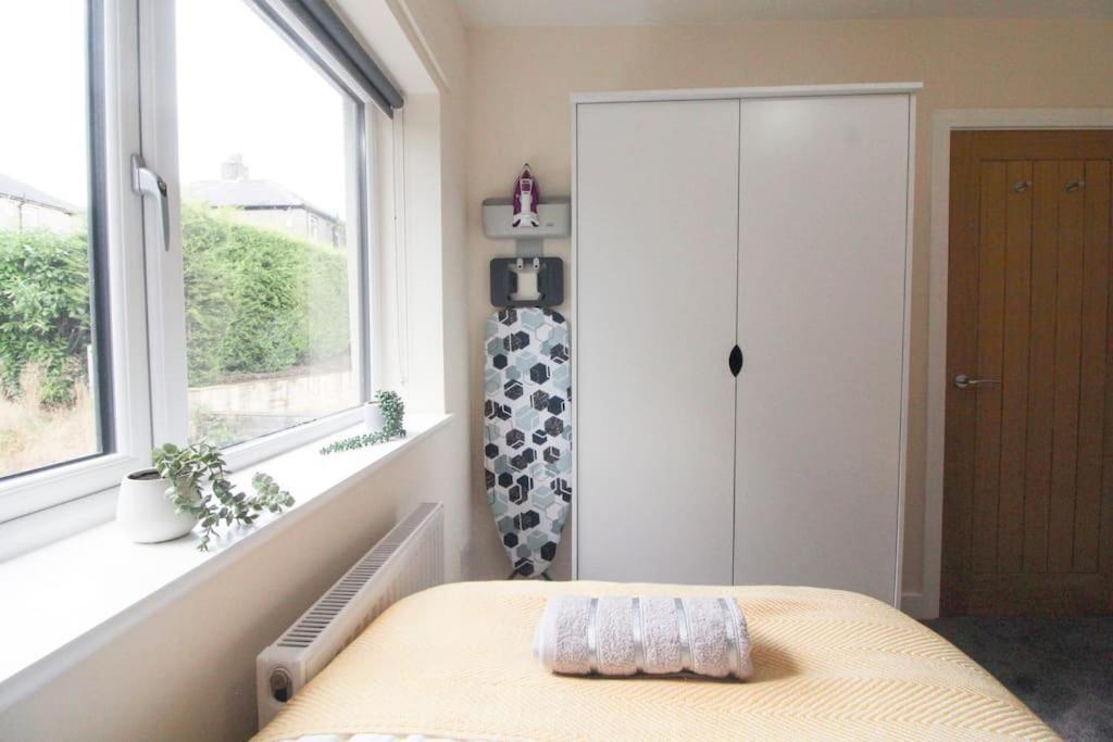 Modern 3 Bed, Contractors Welcome, Bradford ブラッドフォード エクステリア 写真