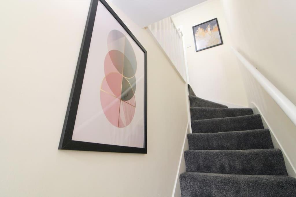 Modern 3 Bed, Contractors Welcome, Bradford ブラッドフォード エクステリア 写真