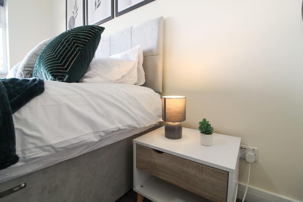 Modern 3 Bed, Contractors Welcome, Bradford ブラッドフォード エクステリア 写真