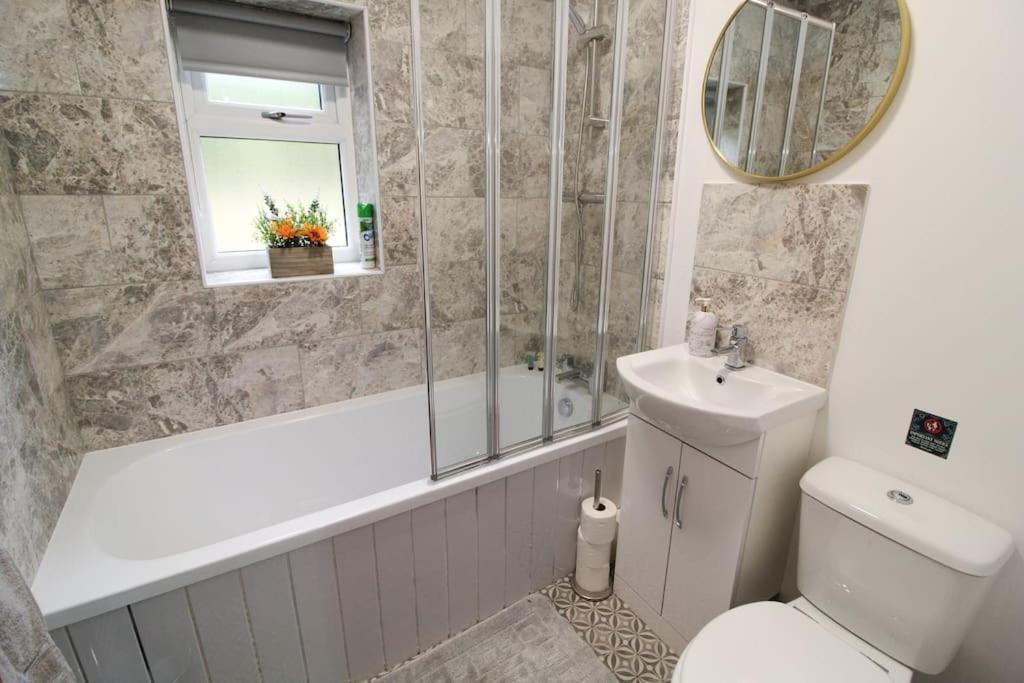 Modern 3 Bed, Contractors Welcome, Bradford ブラッドフォード エクステリア 写真