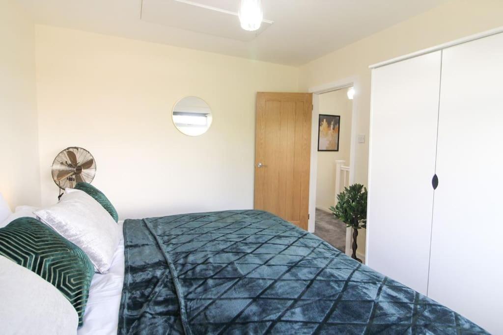 Modern 3 Bed, Contractors Welcome, Bradford ブラッドフォード エクステリア 写真