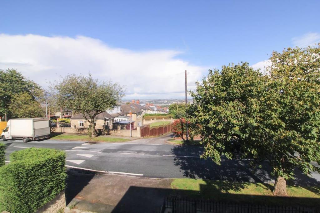 Modern 3 Bed, Contractors Welcome, Bradford ブラッドフォード エクステリア 写真