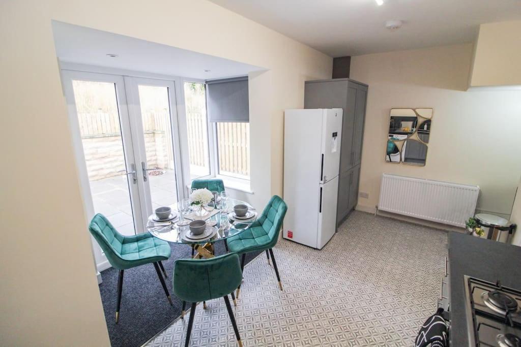 Modern 3 Bed, Contractors Welcome, Bradford ブラッドフォード エクステリア 写真