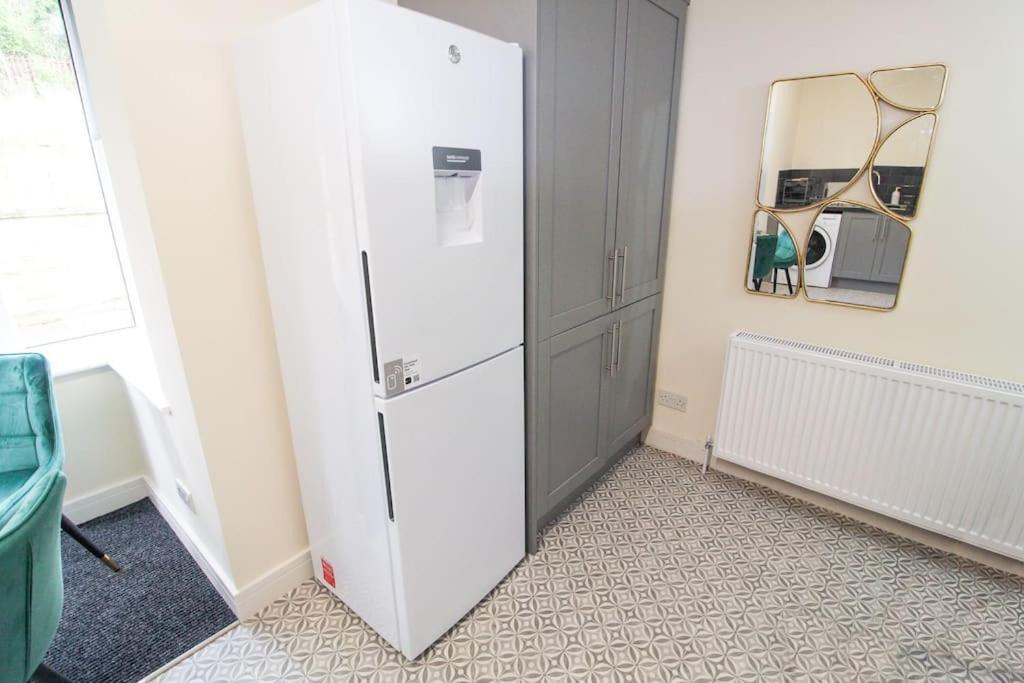 Modern 3 Bed, Contractors Welcome, Bradford ブラッドフォード エクステリア 写真