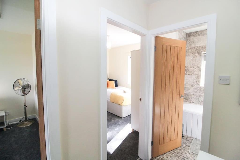 Modern 3 Bed, Contractors Welcome, Bradford ブラッドフォード エクステリア 写真