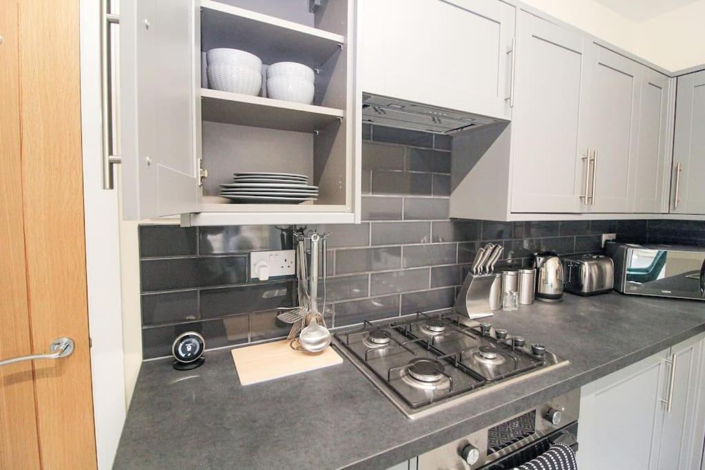 Modern 3 Bed, Contractors Welcome, Bradford ブラッドフォード エクステリア 写真