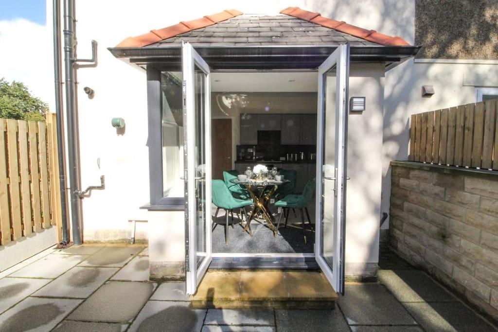 Modern 3 Bed, Contractors Welcome, Bradford ブラッドフォード エクステリア 写真