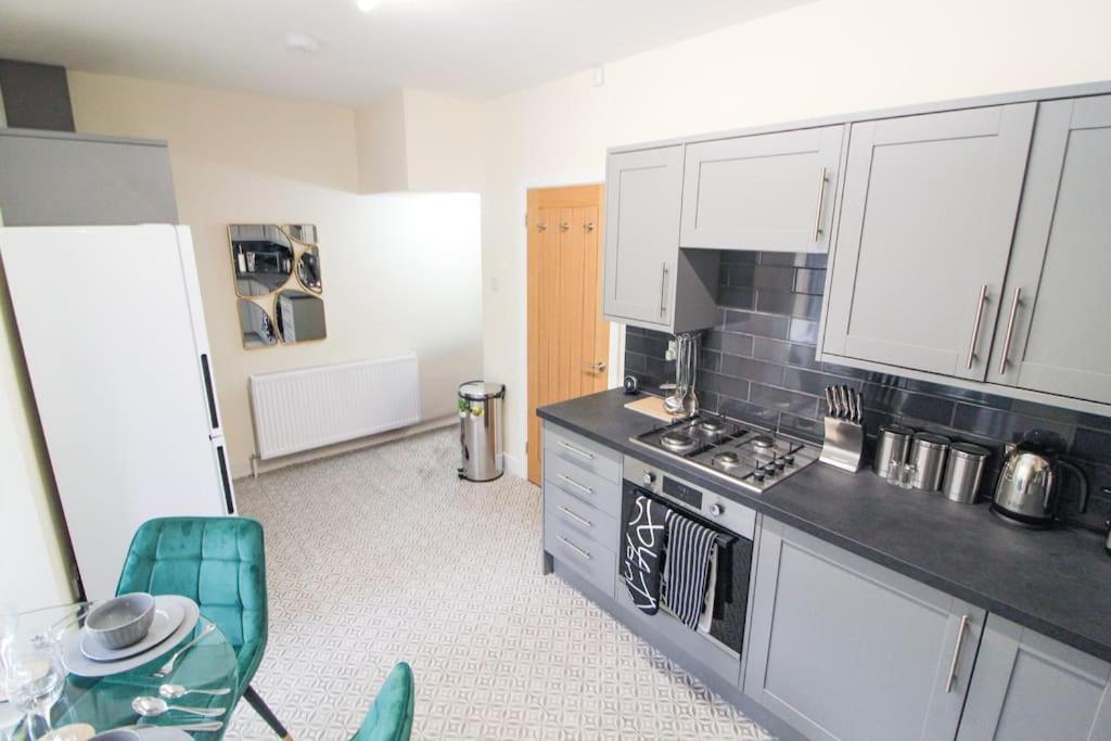 Modern 3 Bed, Contractors Welcome, Bradford ブラッドフォード エクステリア 写真