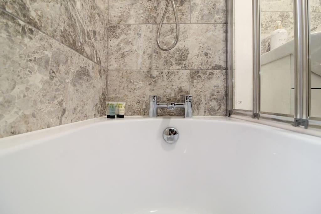 Modern 3 Bed, Contractors Welcome, Bradford ブラッドフォード エクステリア 写真