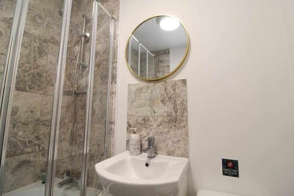 Modern 3 Bed, Contractors Welcome, Bradford ブラッドフォード エクステリア 写真