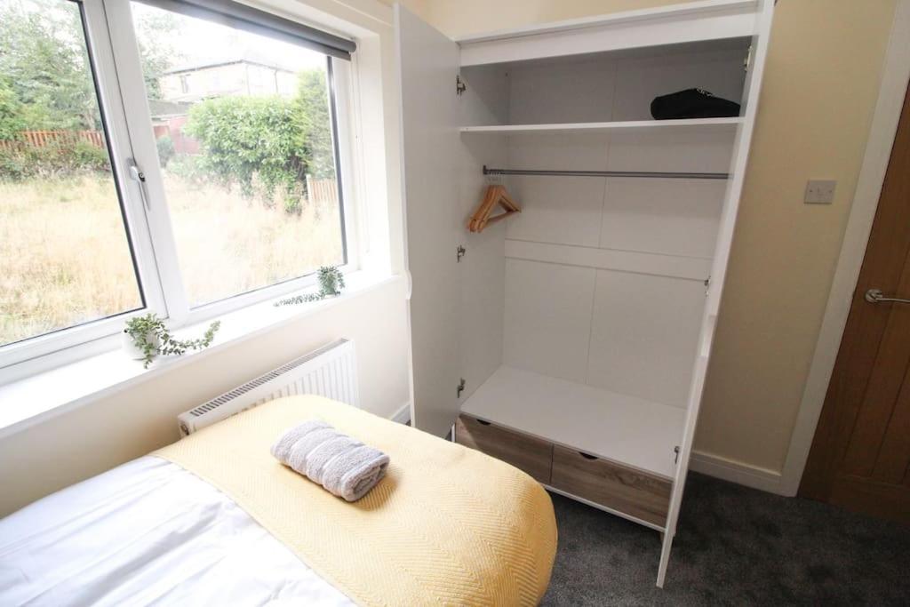 Modern 3 Bed, Contractors Welcome, Bradford ブラッドフォード エクステリア 写真